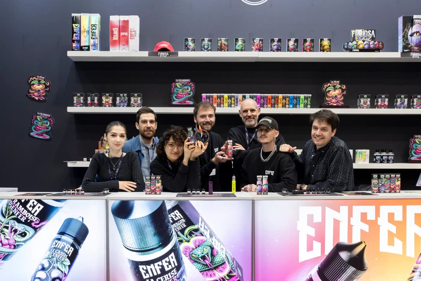 L'équipe VAPE 47 réunie sur le stand de l'entreprise lors d'un salon professionnel